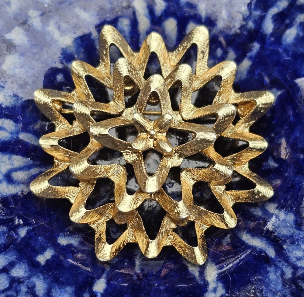 Monet Signed Gold Tone Textured Starburst Star Brooch Pin, No Stone